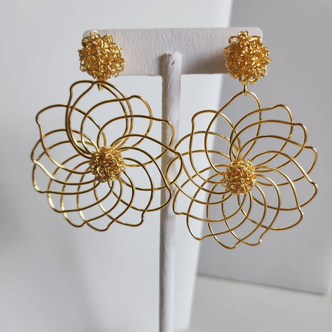 A2005-24K-Aretes Muchos Pétalos