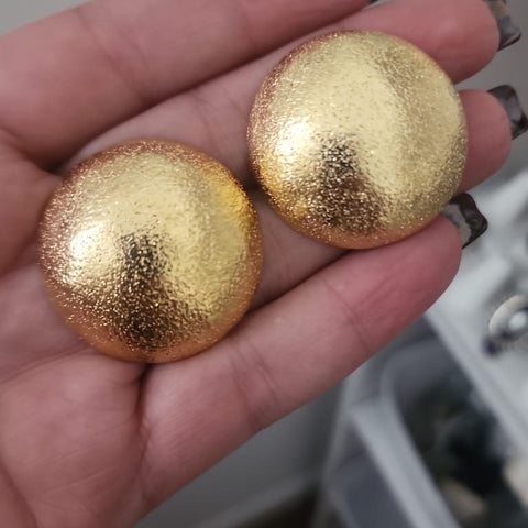 Aretes de topo dorado