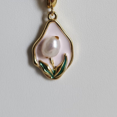 Gema en Forma de Diamante con Perla