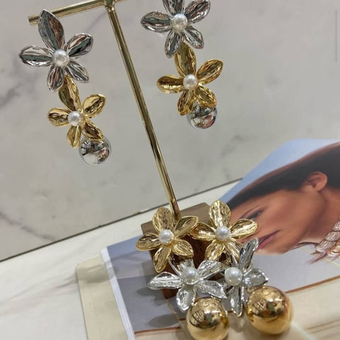 Aretes de doble Flor Con Esfera