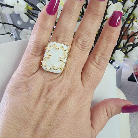 Anillo en Nacar con base dorada