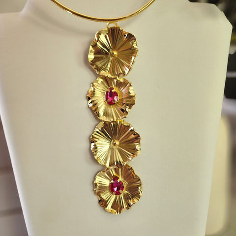 Choker Flor Gloria  Base dorada  Con la Piedra Ruby