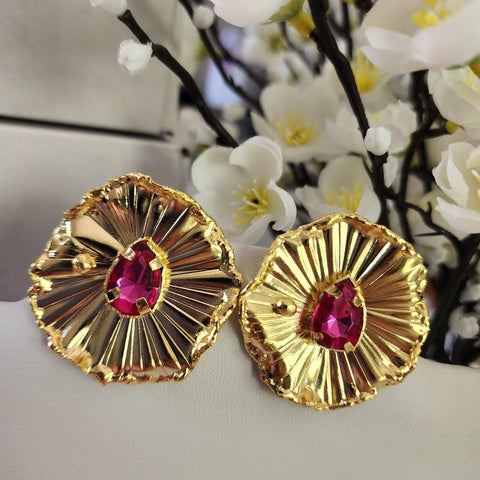 Aretes Flor Gloria  Base dorada  Con la Piedra Ruby