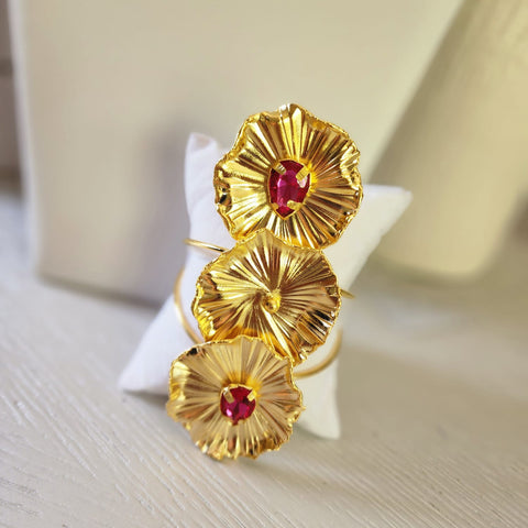 Bangel Flor Gloria  Base dorada  Con la Piedra Ruby