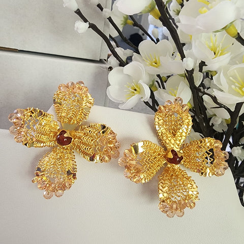 Aretes Trébol  Base dorada  Con la Piedra Roja