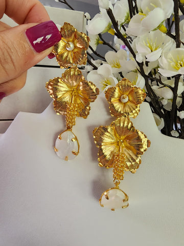 Aretes Amapola  Base dorada  Con Nacar