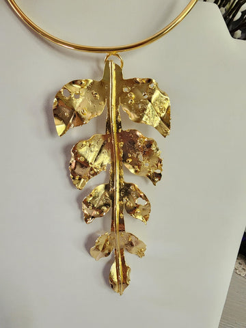 Choker de Hoja  Con textura Rústica  Base dorada