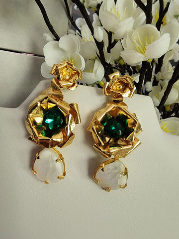 Aretes Esmeralda Pétalos Doblado  Base dorada