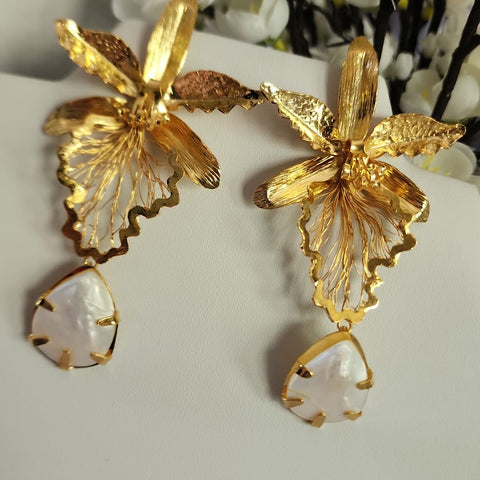 Aretes Orquídea  Gotas de Nacar Base dorada