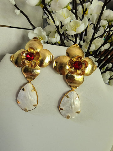 Aretes Daysi Gota de Nacar  Base dorada  Piedra Roja