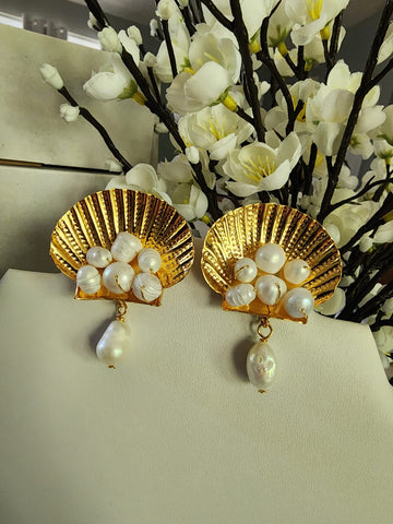 Aretes Concha con Perlas Base dorada  Perla Colgante