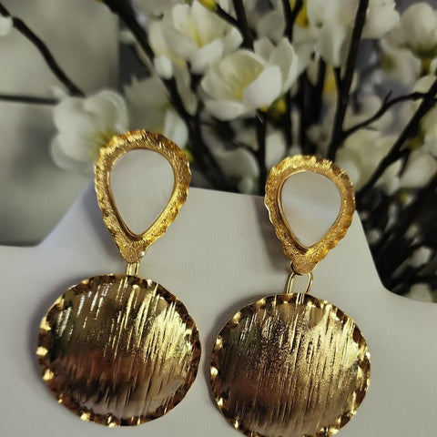 Aretes Circular con Nacar  Base dorada