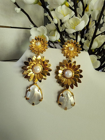 Aretes Girasol  Perlas y Nacar  Base dorada