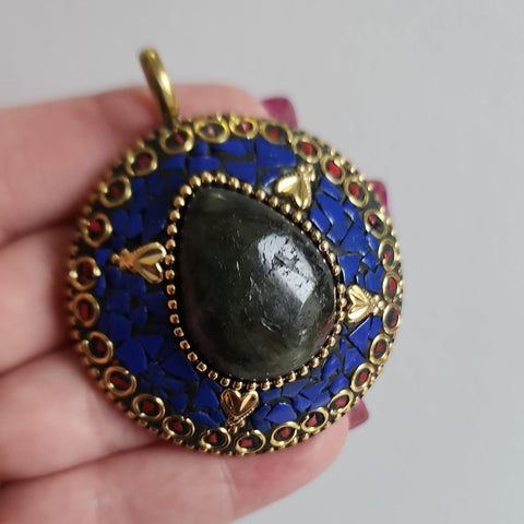 Charm Circular Violeta Piedra Oscura