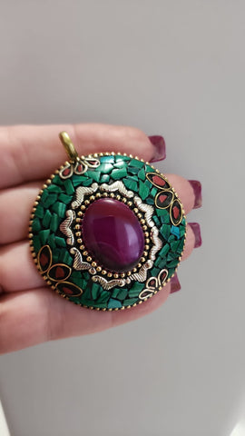 Gema Circular verde con Piedra Violeta