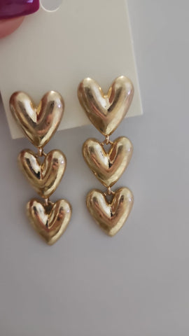 Aretes tres corazones dorados