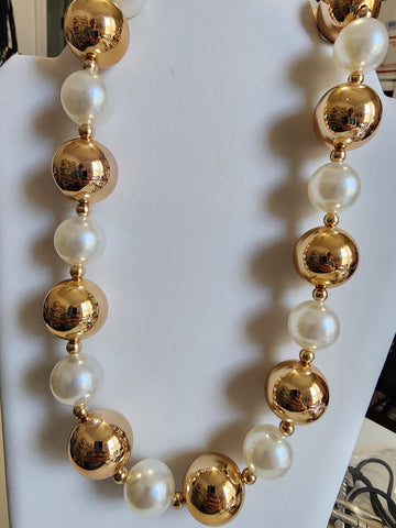 Collar de Perlas y Esferas Doradas