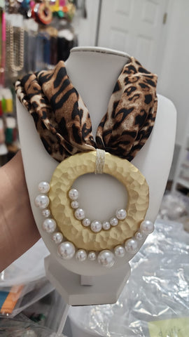 Collar animal print con perla