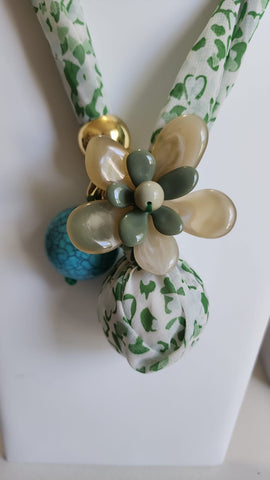 Collar con Pañuelo Verde  Y Esfera