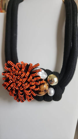 Collar en Soga Oscura Flor Naranja