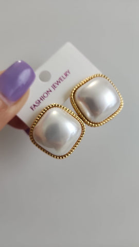 A523-19-Aretes de Cuadrado  Blanco Perlado