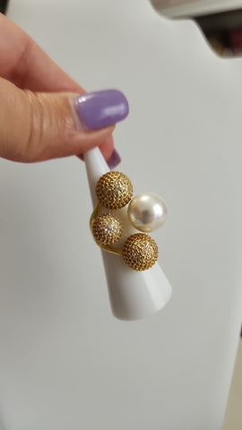 S523-31-Anillo Tres Esferas Diamantadas  Y una Perla