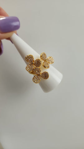 S523-28-Anillo Tres Flores Diamantada en  Oro