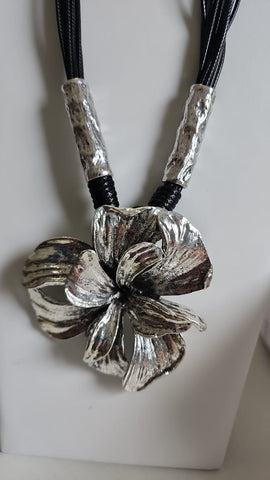 C097-Collar Orquídea