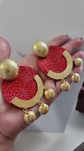 Aretes con Esferas Rojas y Oro
