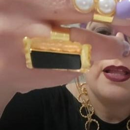 Anillo Cuadrado Base Dorada Negro