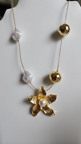 Collar de Perlas y Balines  Con Flor