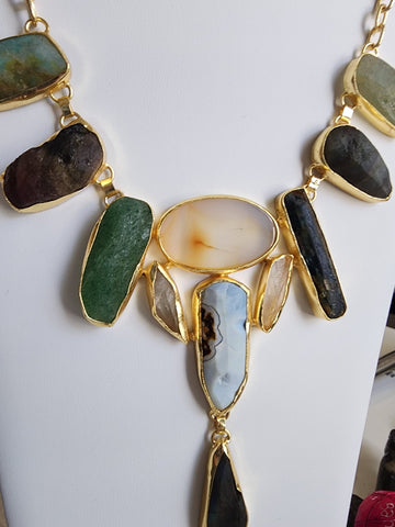 Collar de piedras preciosas