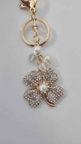 Llavero Flor Clover Blanca Diamantada