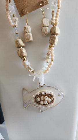 Collar en Nacar  Con Pez Blanco