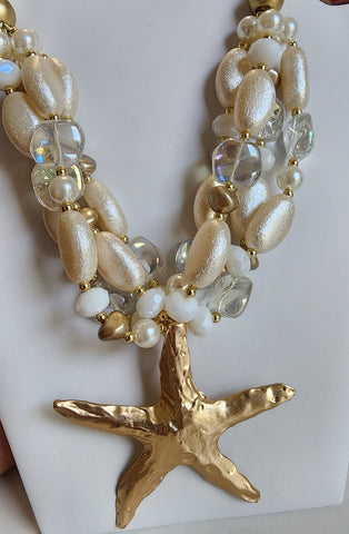 Collar en Capas  Estrella de Mar  Dorado con Blanco  Aretes