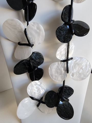 Collar Flores Acrílico blanco con negro