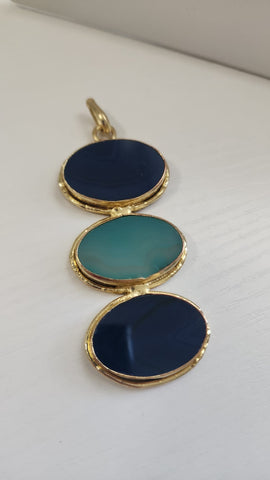 Gema 3 Piedras Ovalada en base dorada Tonos azules