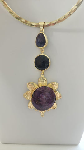 Gema 3 Piedras Con Flor Violeta  En base dorada