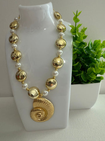 Collar de caracol con perla  Color- Oro