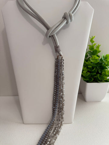 Collar cuero gris con cuencas