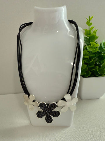 Collar cuero flor plata con cuencas oscuras