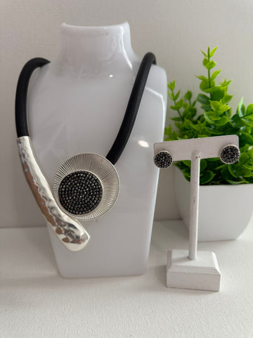 Collar goma con esfera diamantada oscuro y aretes