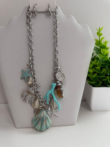 Collar de charms  almeja y mar con aretes