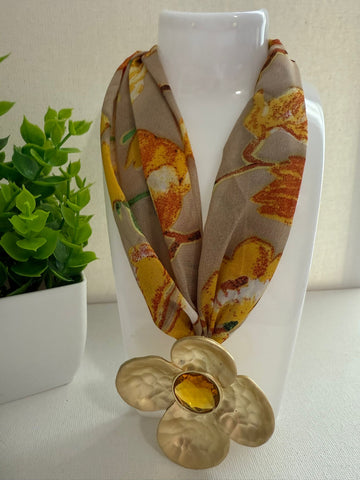 Collar de flor oro
