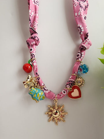 Pañuelo Rosado  Charms