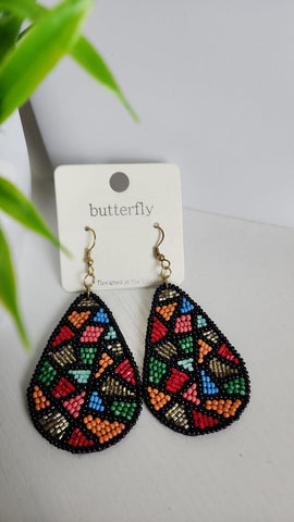 Aretes de Cuencas Gota Colores en Base Negra