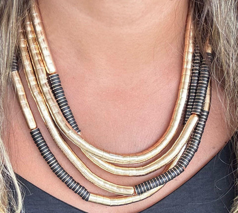 Collar en Capas  Dos Tonos  Oro y Negro