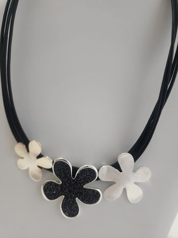 Collar 3 Flores  Flor Negra Diamantada
