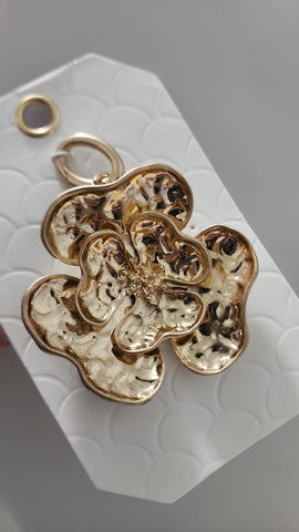 Gema de Flor en Relieve  Oro