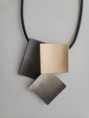 Collar Corto  Tres Cuadros